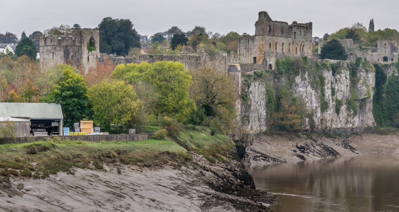 -banks_of_rivere_wye_and_castle_in_background