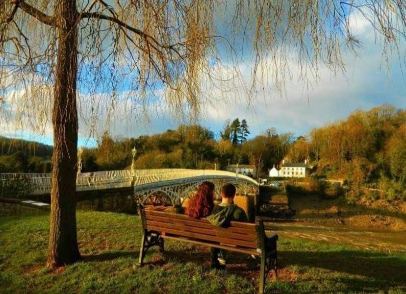 -old_wye_bridge_behind_couple_sat_on_bench